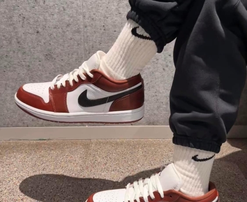 Jordan 1 Low SE 'Dark Pony' (HF3148-102) / (HF3188-102)