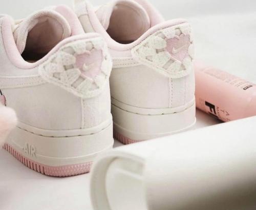 Air Force 1 Low Valentine's Day (2025) (HV5992-111)