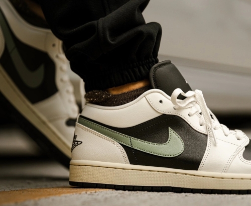 Nike Jordan 1 Low 'Jade Smoke' (DC0774-001)