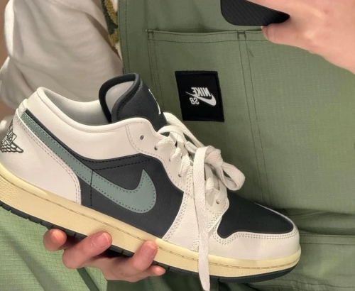 Nike Jordan 1 Low 'Jade Smoke' (DC0774-001)