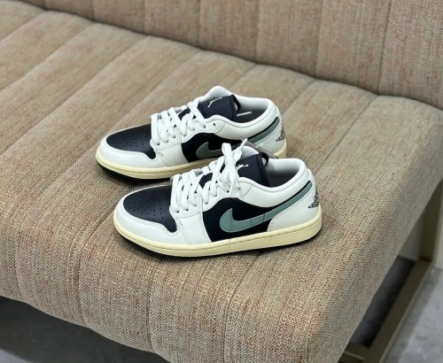 Nike Jordan 1 Low 'Jade Smoke' (DC0774-001)