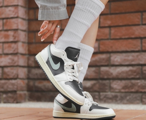 Nike Jordan 1 Low 'Jade Smoke' (DC0774-001)